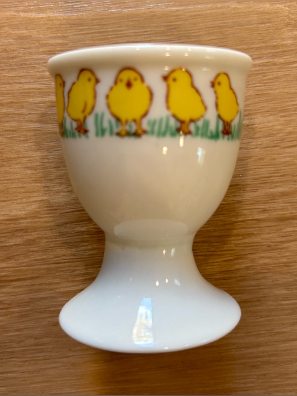 Charming ceramic Chicks Egg Cup with white and yellow colors